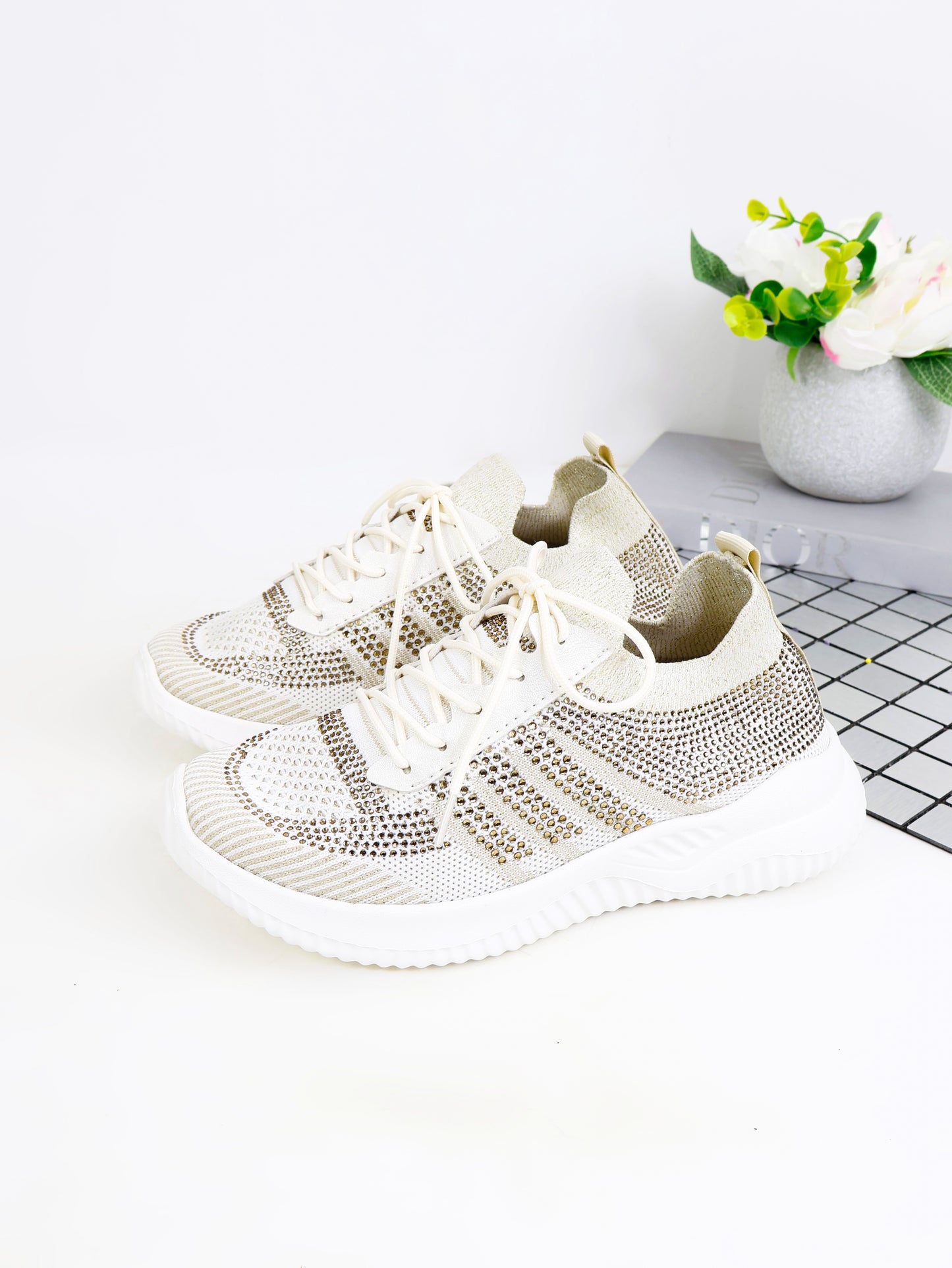 TENIS TIPO MEDIA BRILLANTE